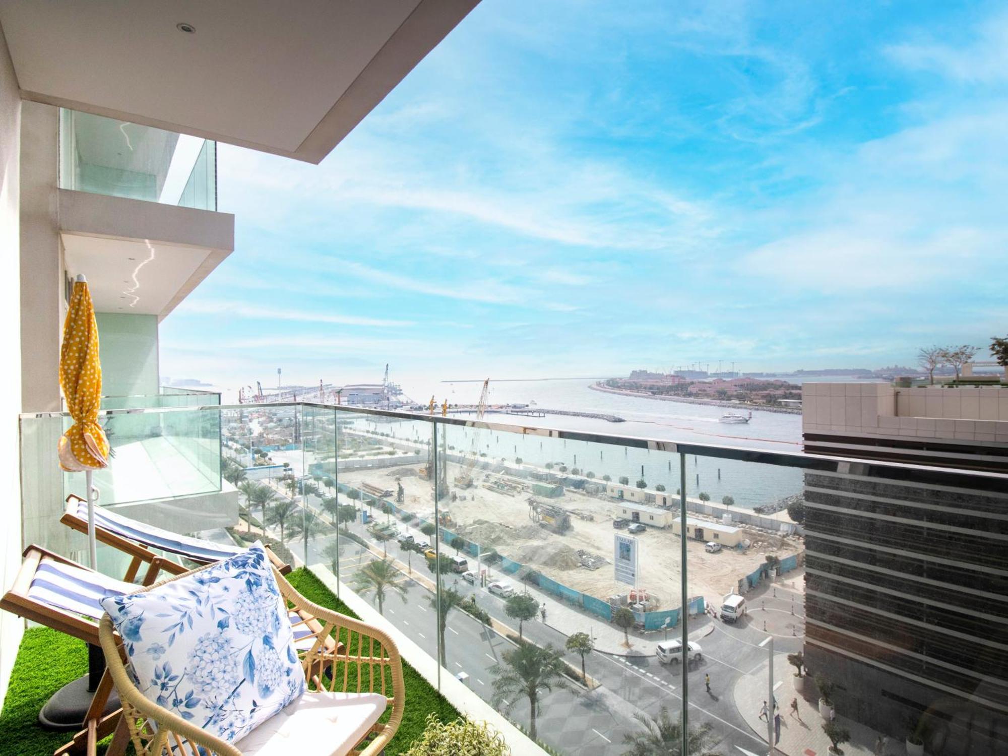Apartment Beachfront Bliss: Chic 1 Bedroom Retreat By The Sea *