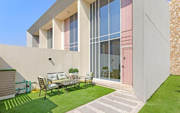 Contemporary With A Stunning Garden & Parking * Dubai