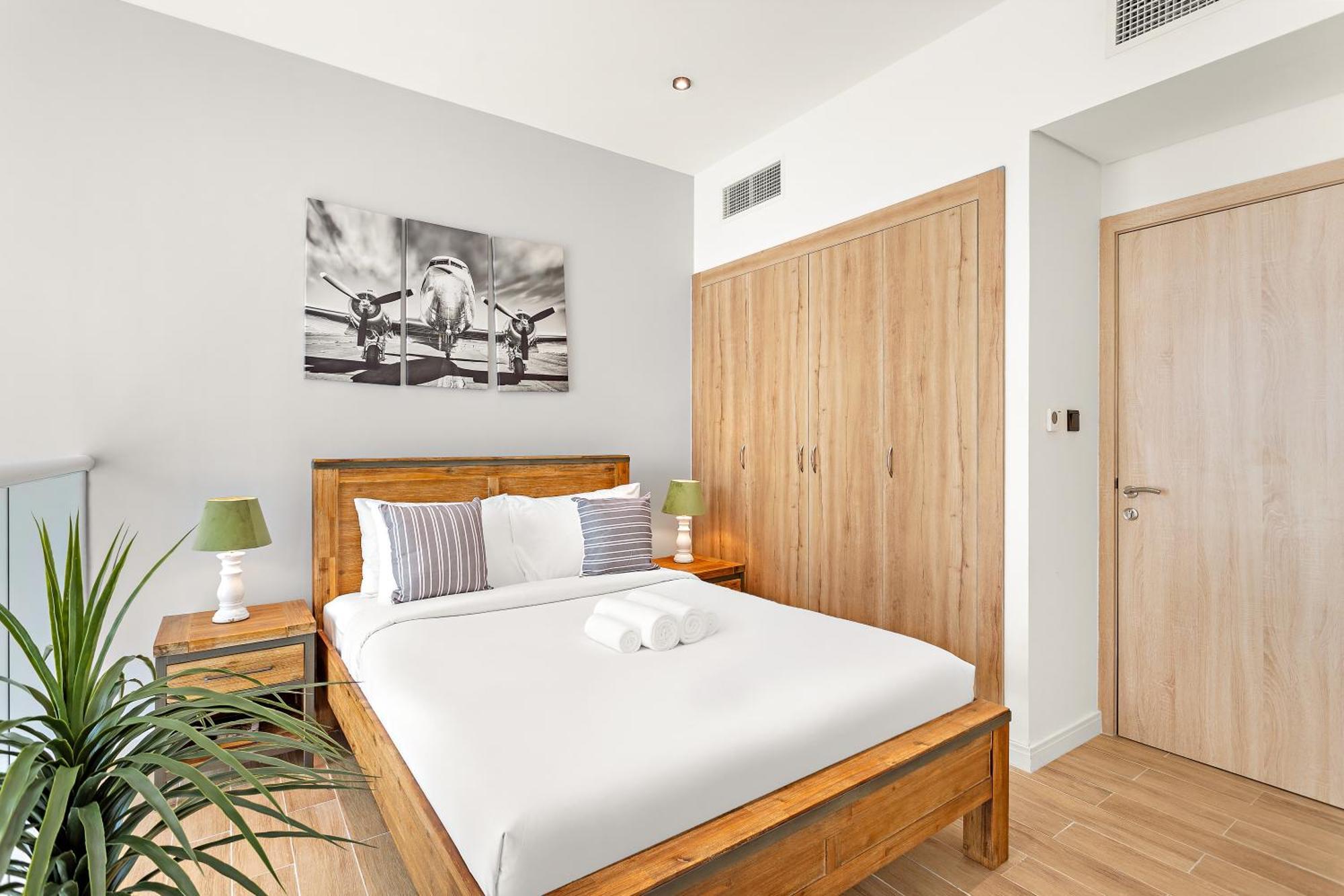 Contemporary With A Stunning Garden & Parking * Dubai