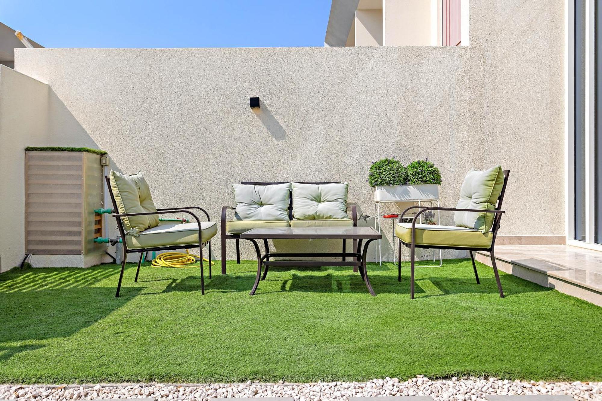 Villa Contemporary With A Stunning Garden & Parking *