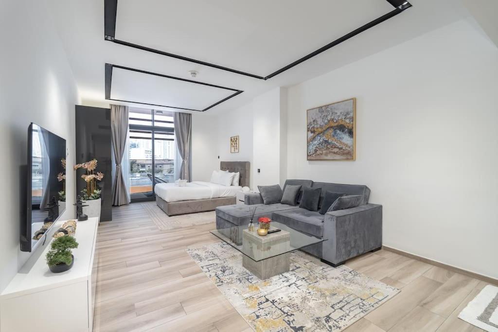 Czechin New Listing Stylish Modern Comforts Apartment *
