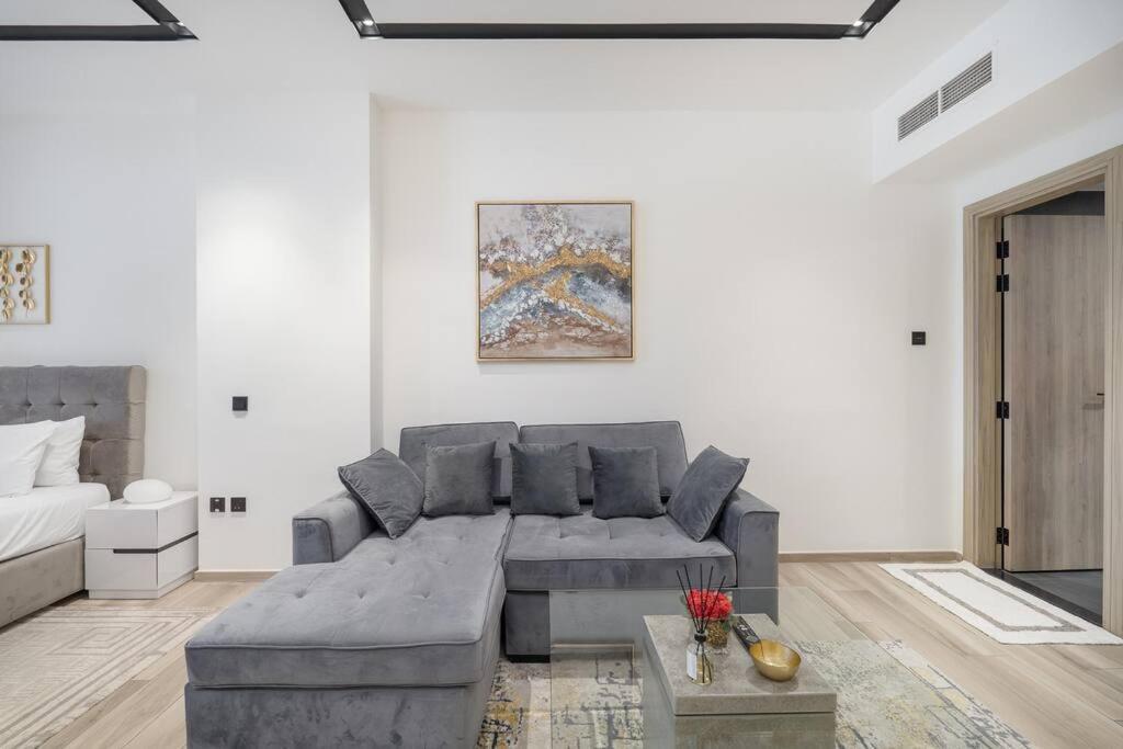 Czechin New Listing Stylish Modern Comforts Apartment Dubai
