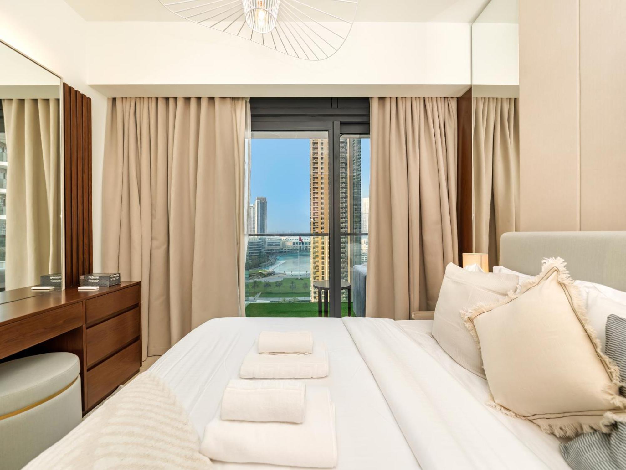 Exquisite 2 Bedroom I Burj Khalifa & Fountain Views I Free Gym, Pool, Parking, Wi-fi And Ps5 I By Skyline Serenity