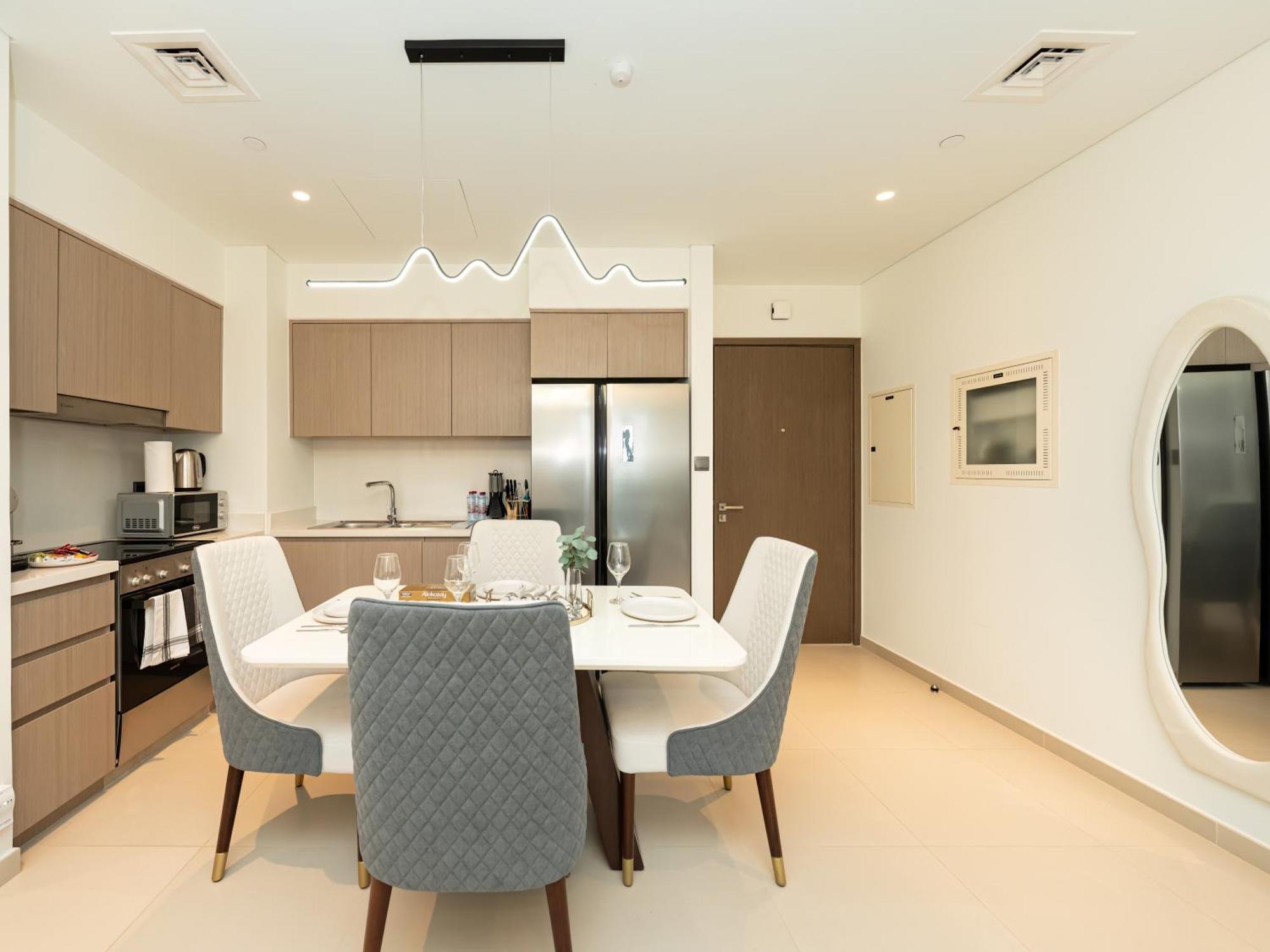 Exquisite 2 Bedroom I Burj Khalifa & Fountain Views I Free Gym, Pool, Parking, Wi-fi And Ps5 I By Skyline Serenity Apartment *