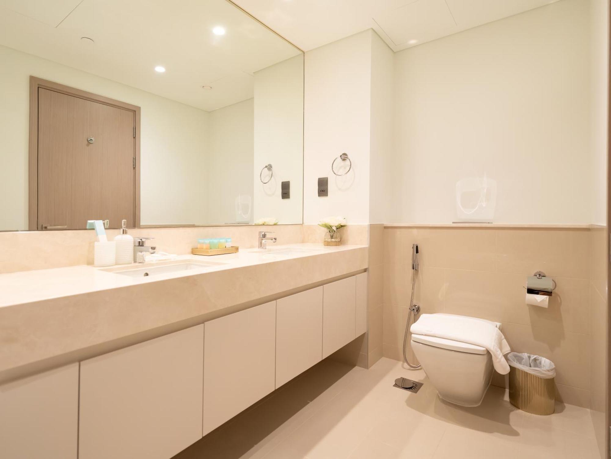 Exquisite 2 Bedroom I Burj Khalifa & Fountain Views I Free Gym, Pool, Parking, Wi-fi And Ps5 I By Skyline Serenity Apartment *