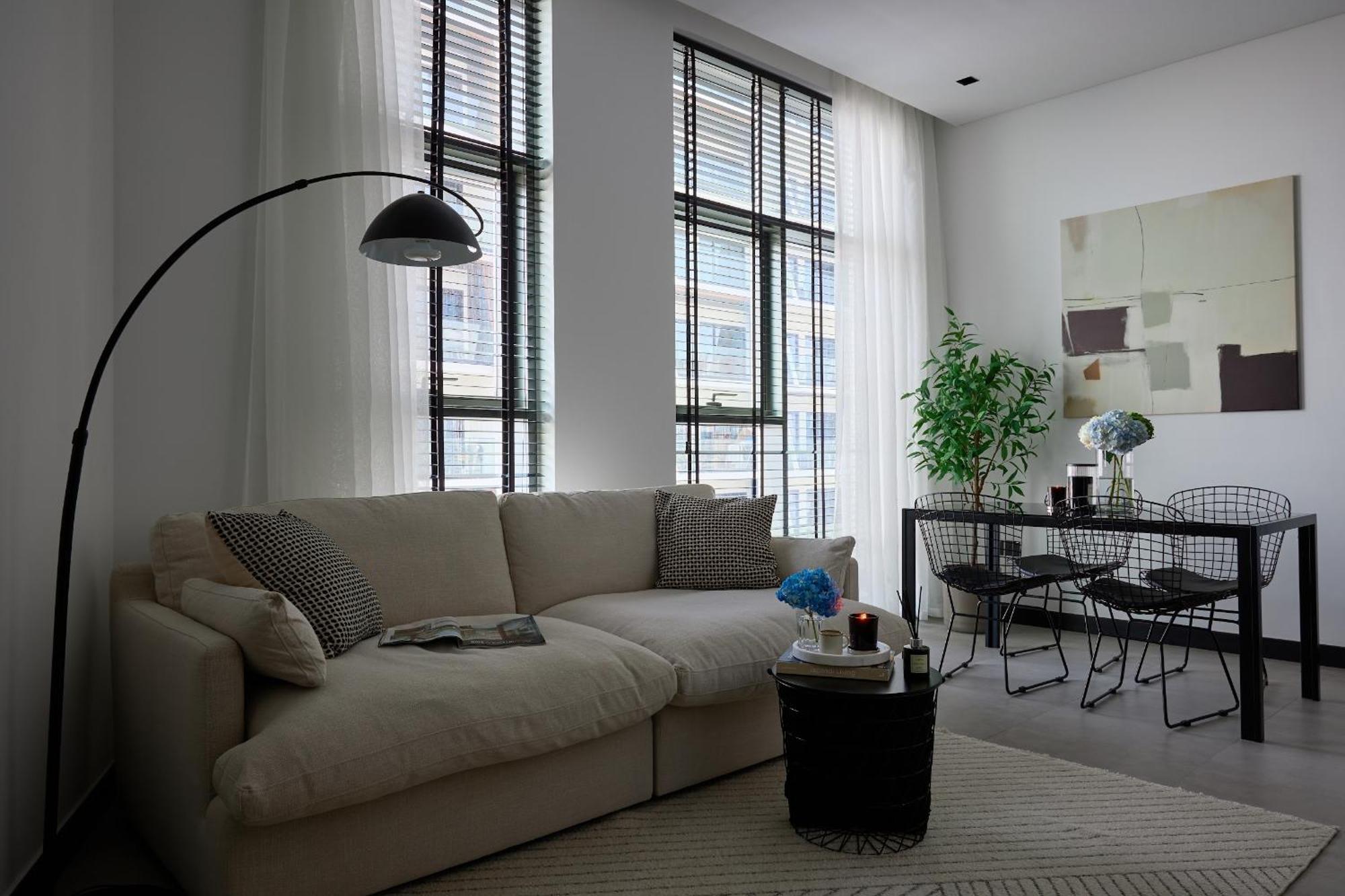 Luxury 1br Apartment, Canal View Dubai