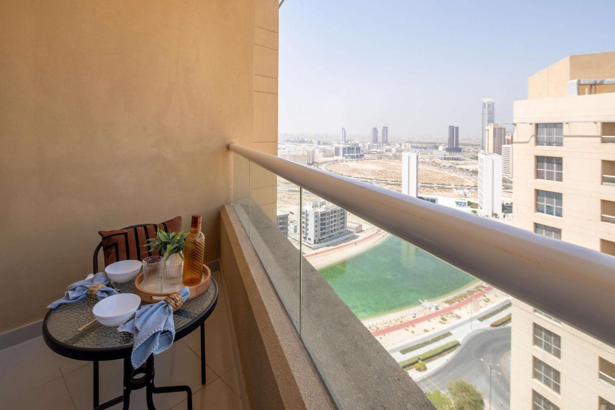 Frank Porter - Lakeside Tower C Apartment Dubai