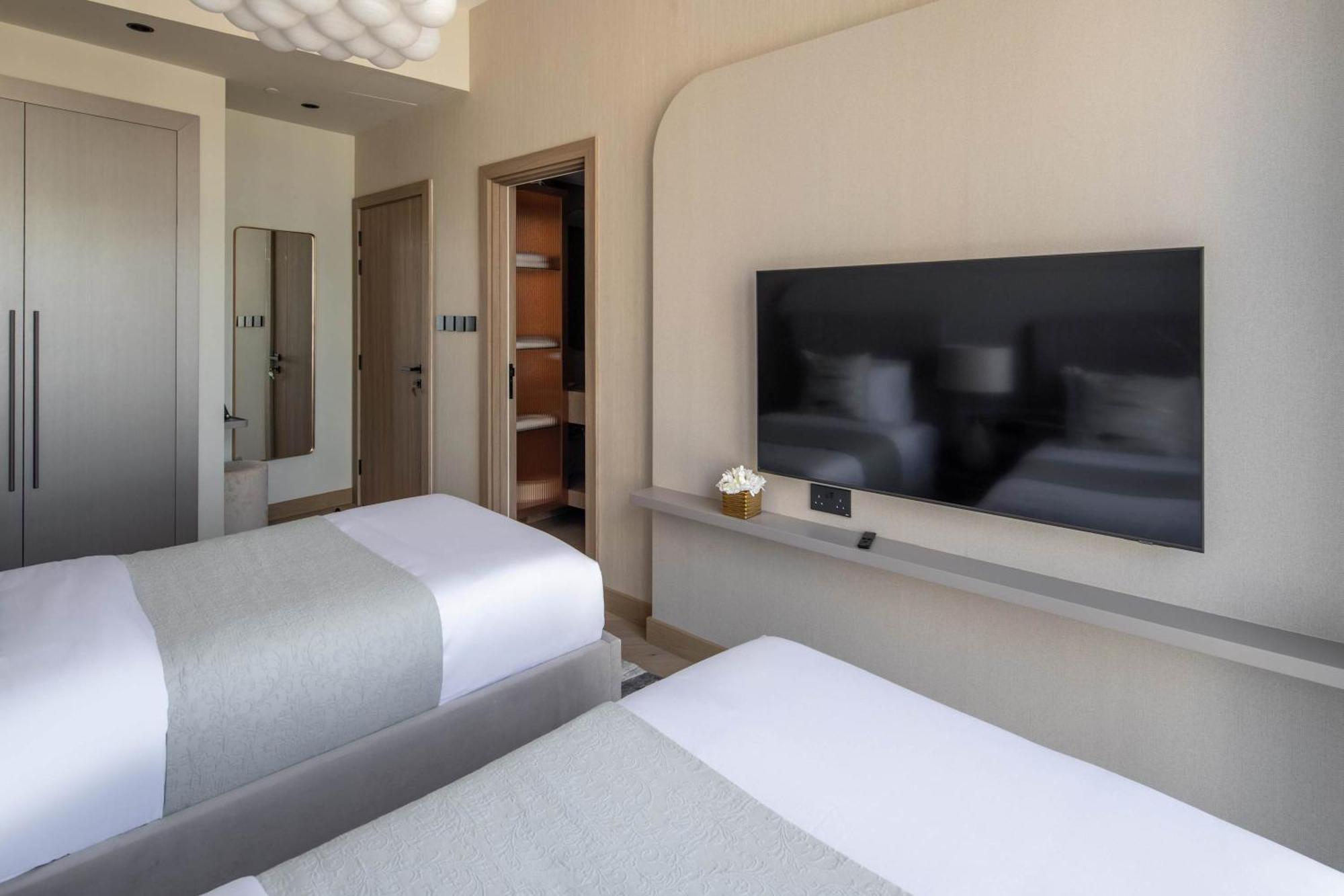 Frank Porter - Trident Grand Apartment