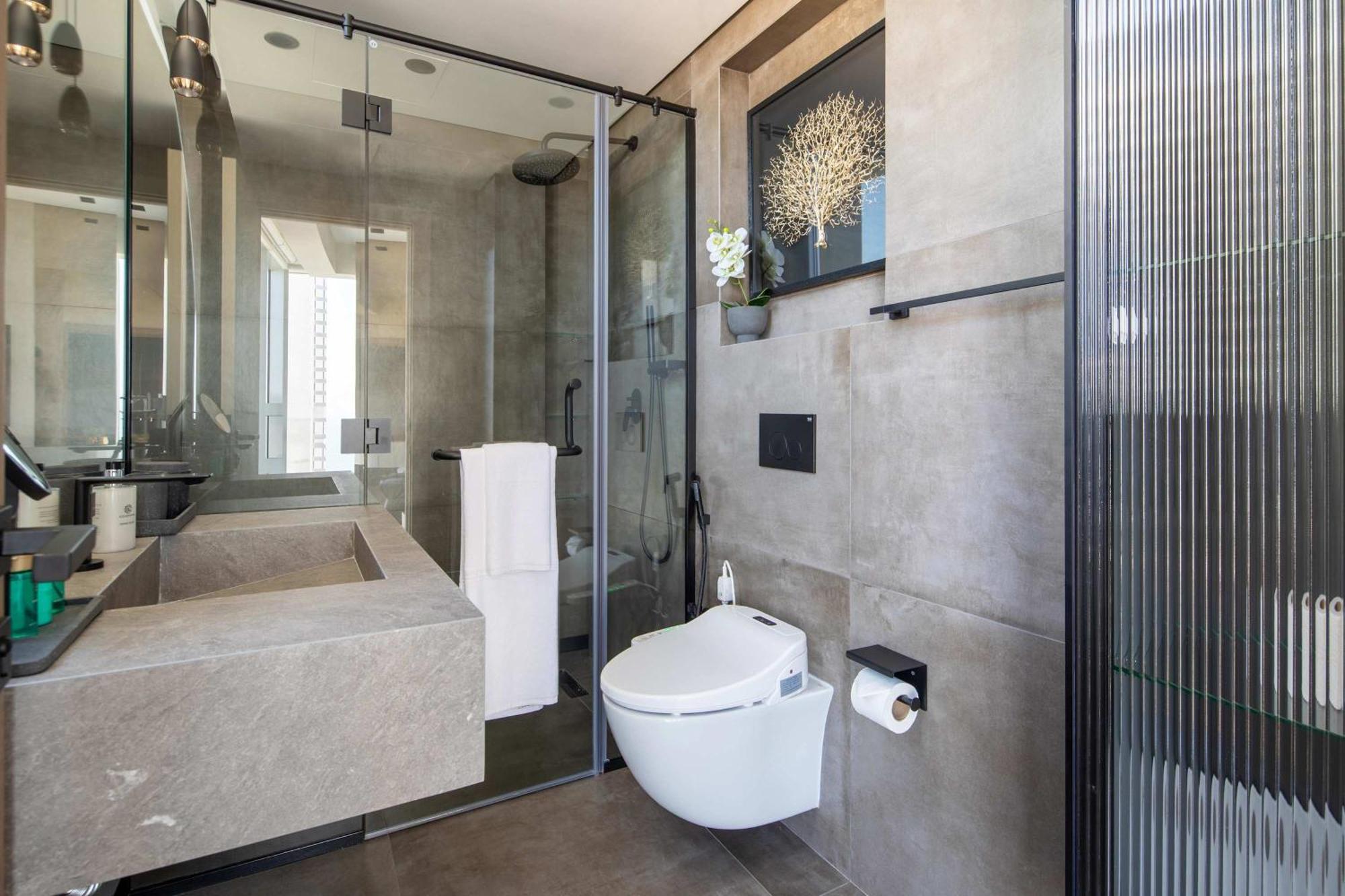 Frank Porter - Trident Grand Apartment *