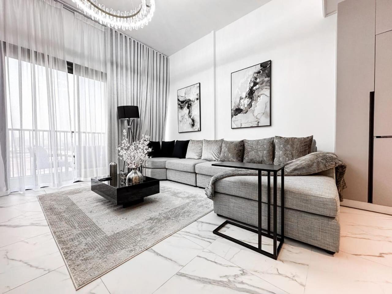 Apartment Upgraded 1bdr In Mag 930 , Al Merkadh