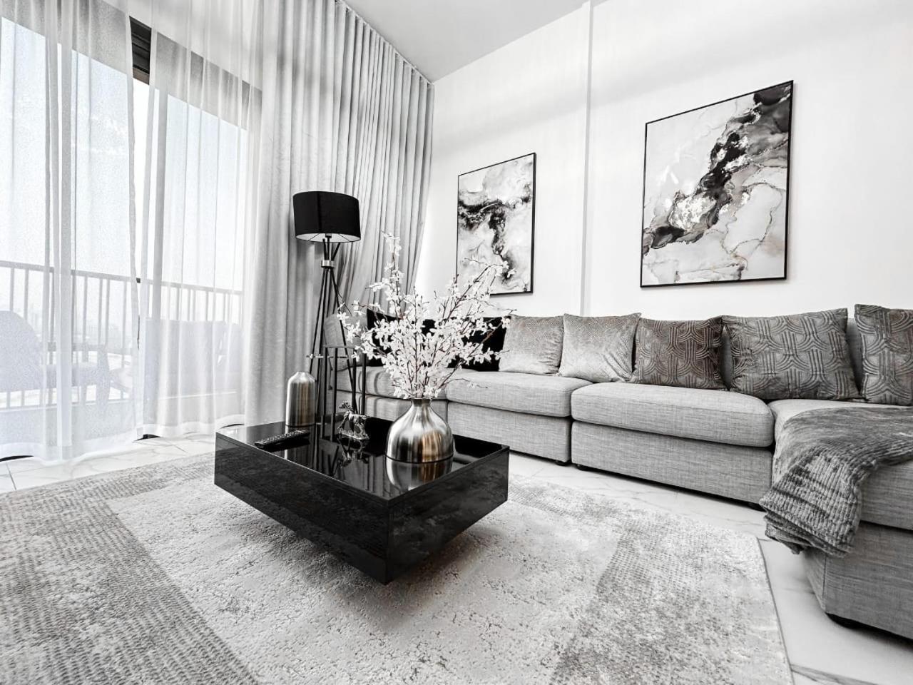 Apartment Upgraded 1bdr In Mag 930 , Al Merkadh *