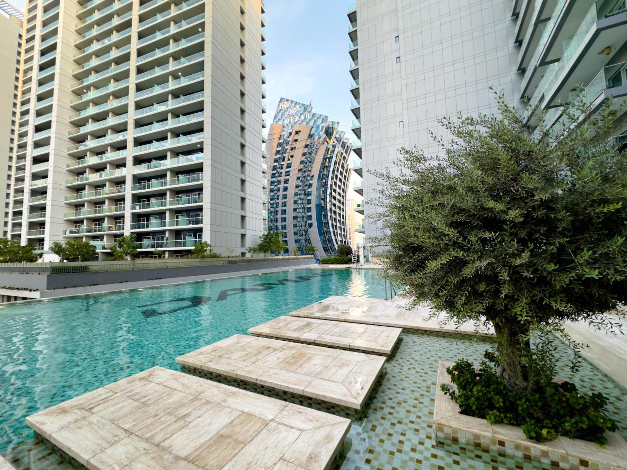 Naseem - Cozy With & Pool Views In Business Bay Apartment *