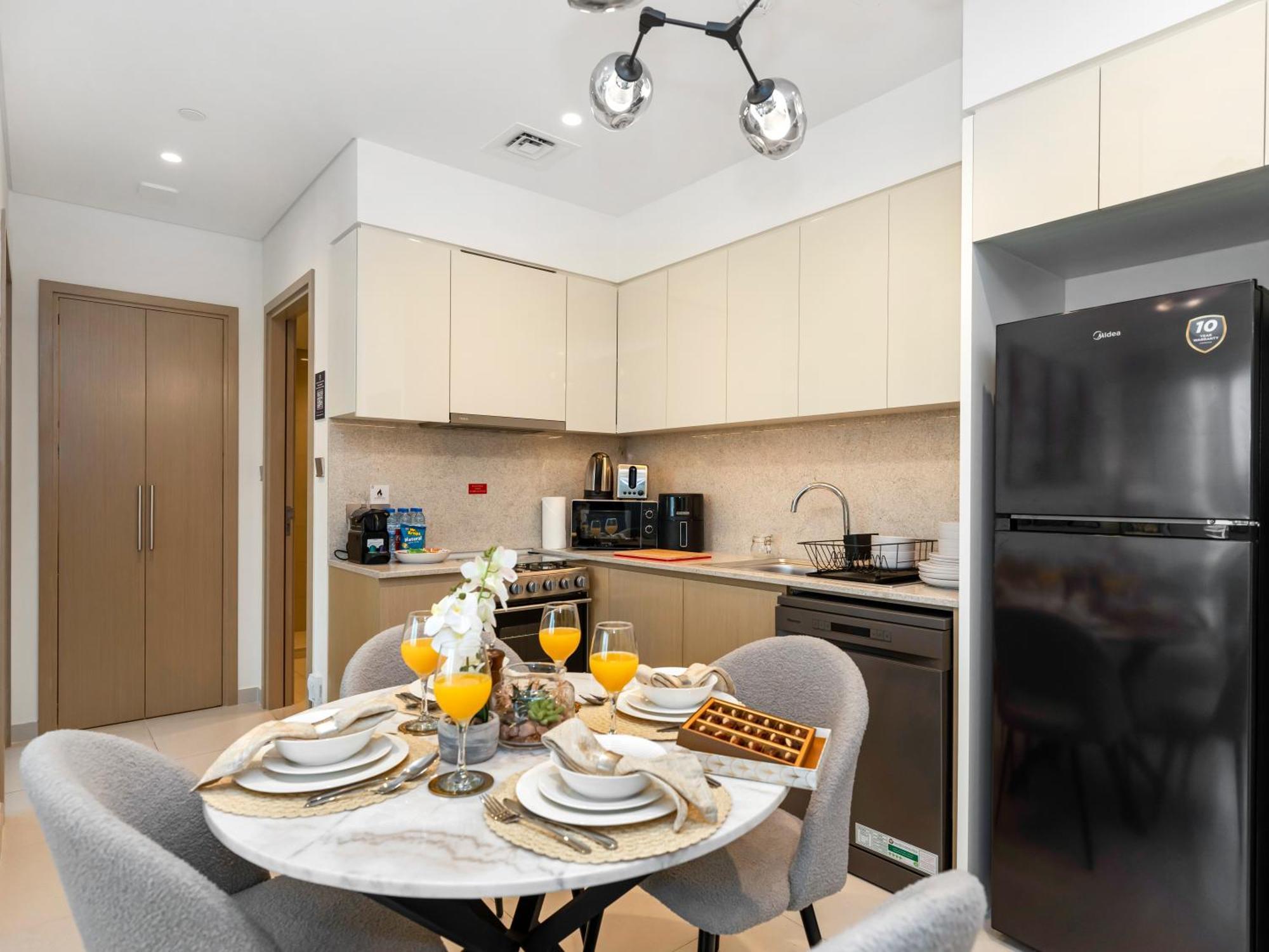 Al-fannan At Burj Royale - Best Downtown City View - Brand New Luxury 1 Bedroom Apartment *