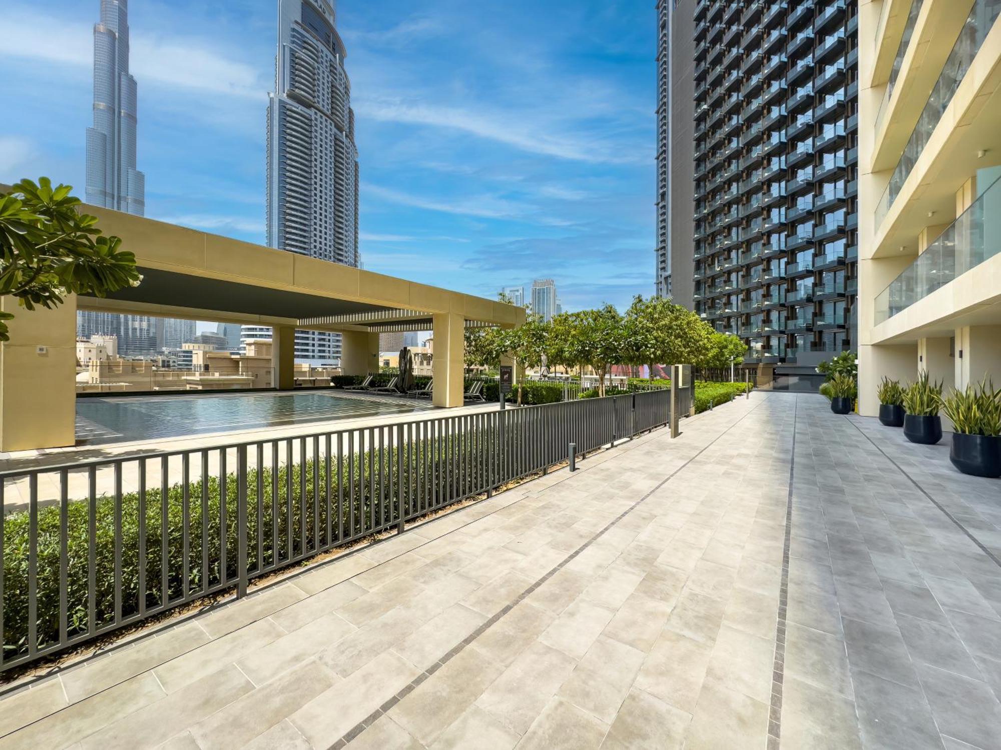 Al-fannan At Burj Royale - Best Downtown City View - Brand New Luxury 1 Bedroom Apartment