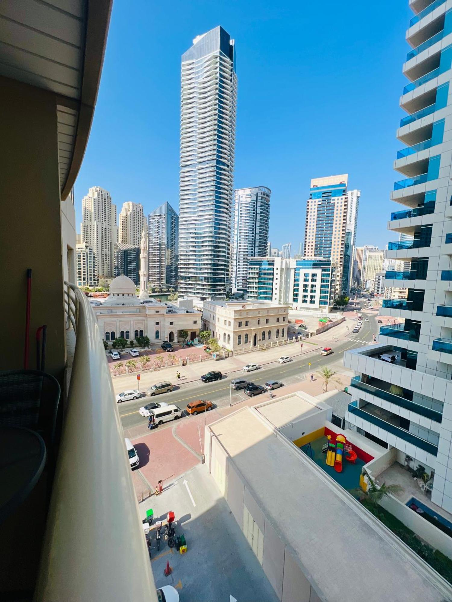 Marina, And Metro Apartment *