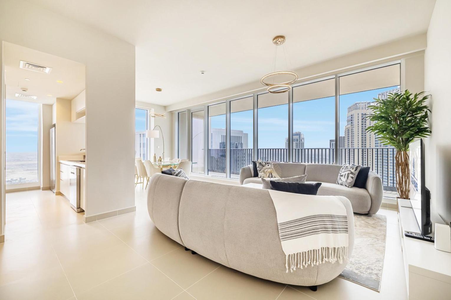 Modern On 33rd Floor In Creek Apartment