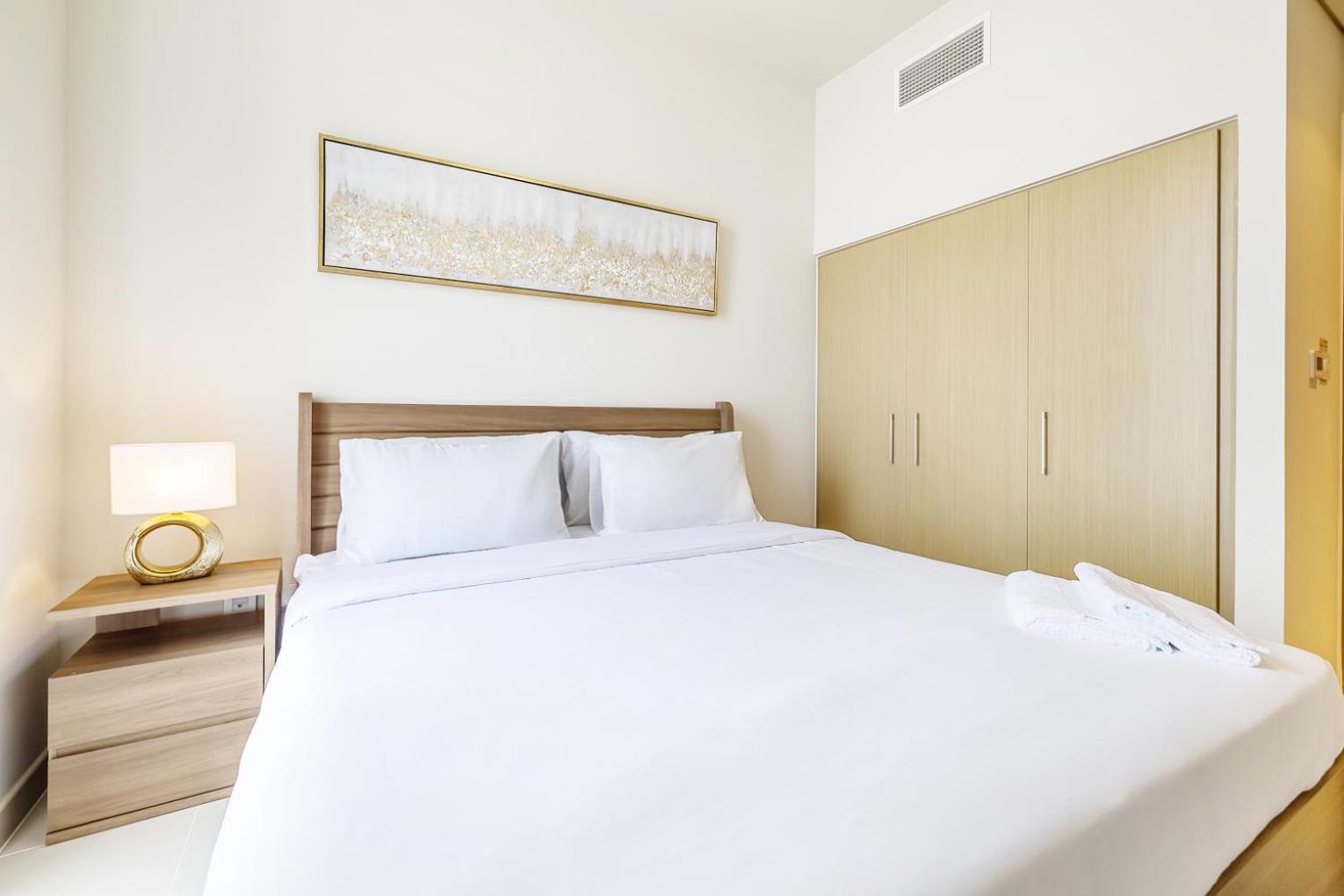 Modern On 33rd Floor In Creek Apartment Dubai