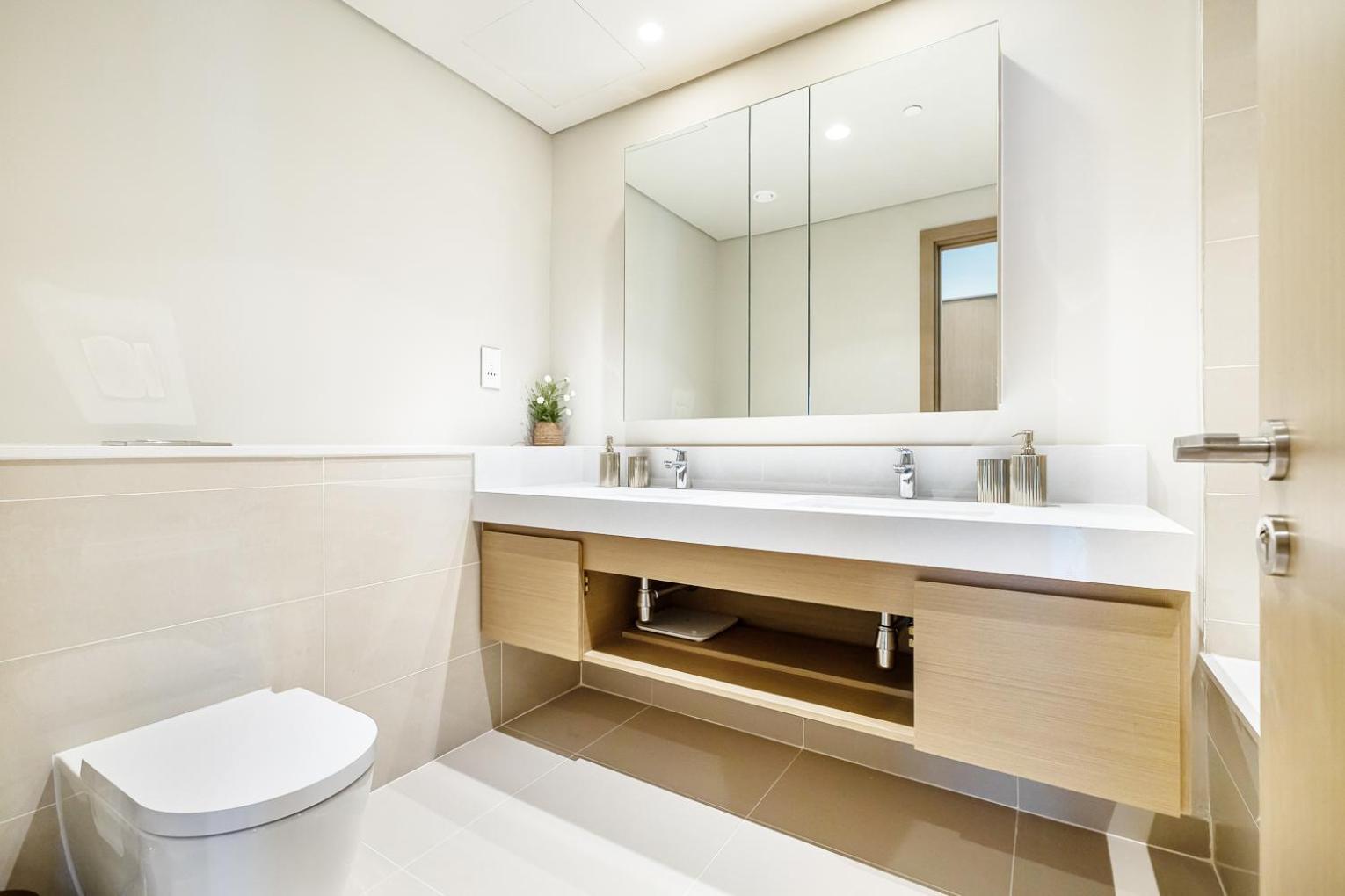 Apartment Modern On 33rd Floor In Creek Dubai