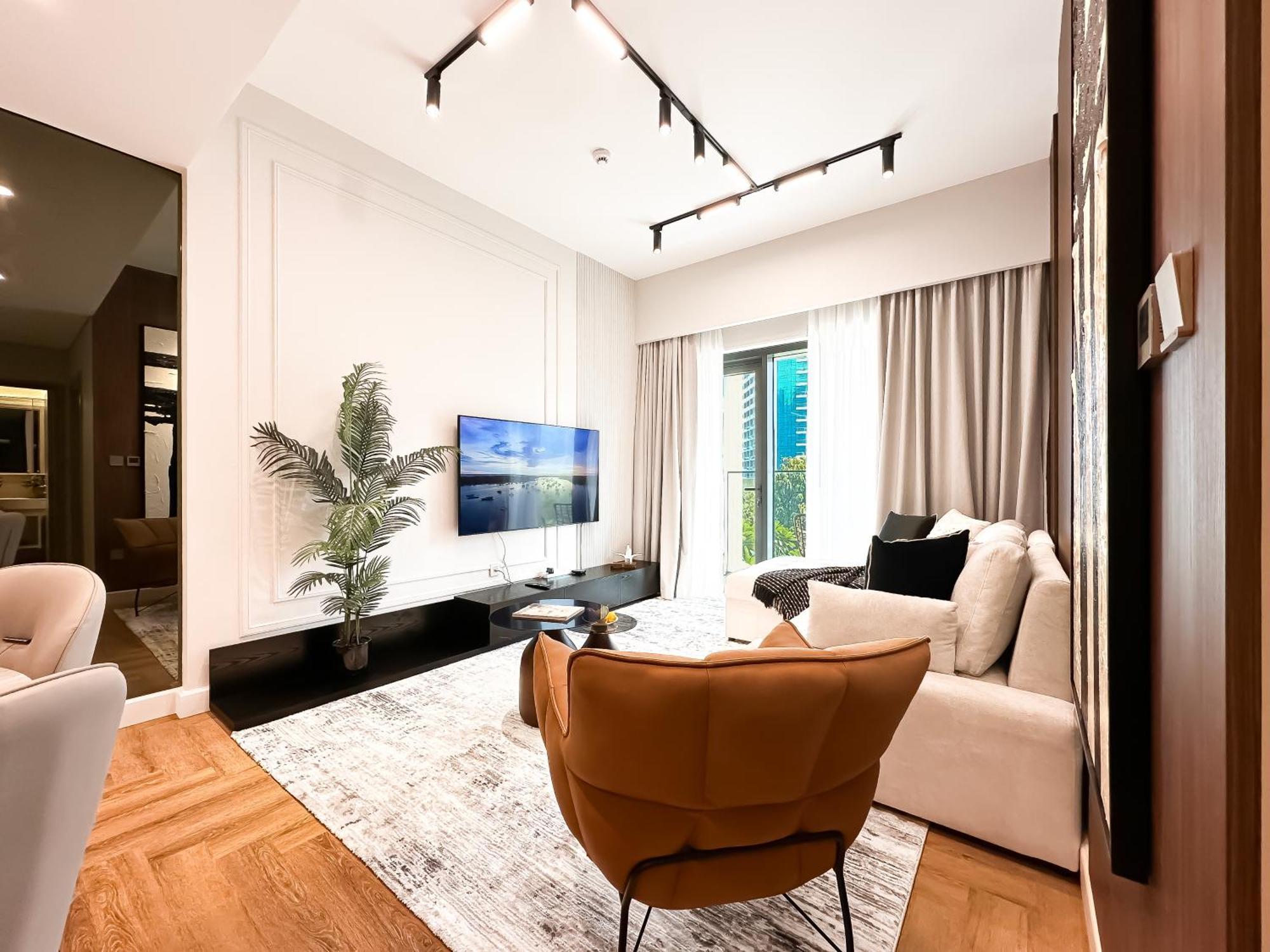 Downtown Elegance - Stylish Urban Retreat