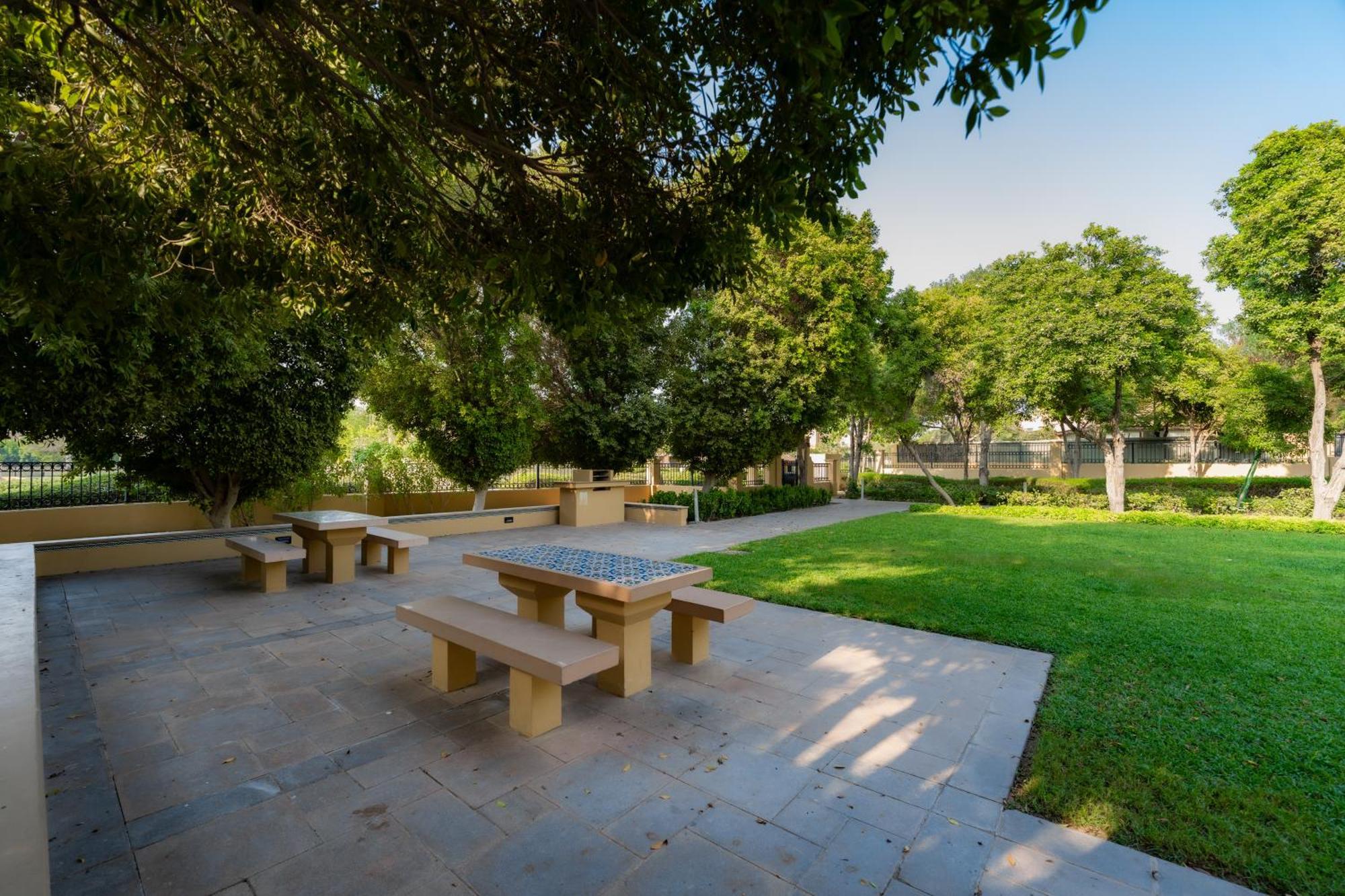 Luxury In Ranches 1, On Pool And Park Dubai