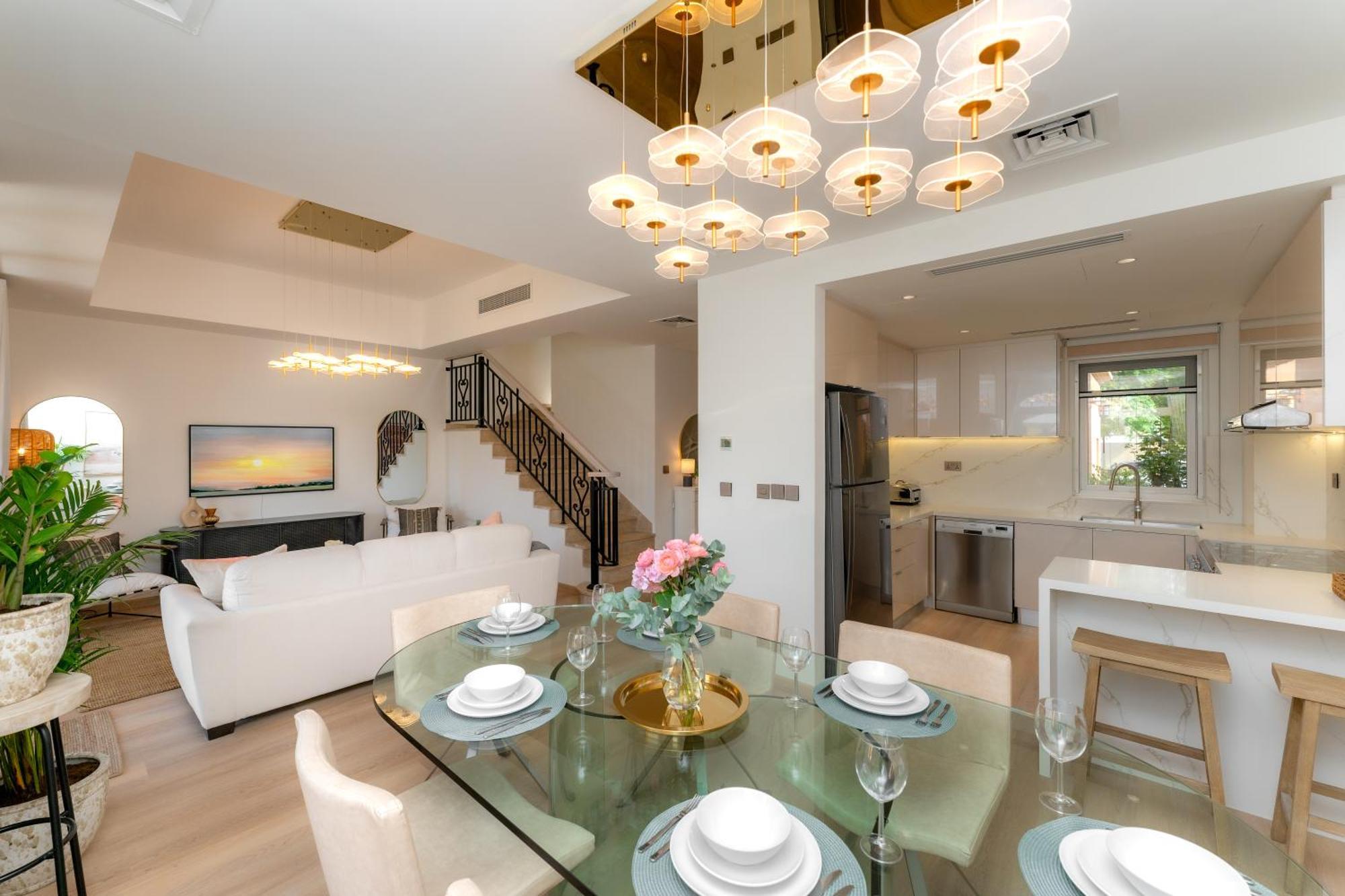 Luxury In Ranches 1, On Pool And Park Dubai
