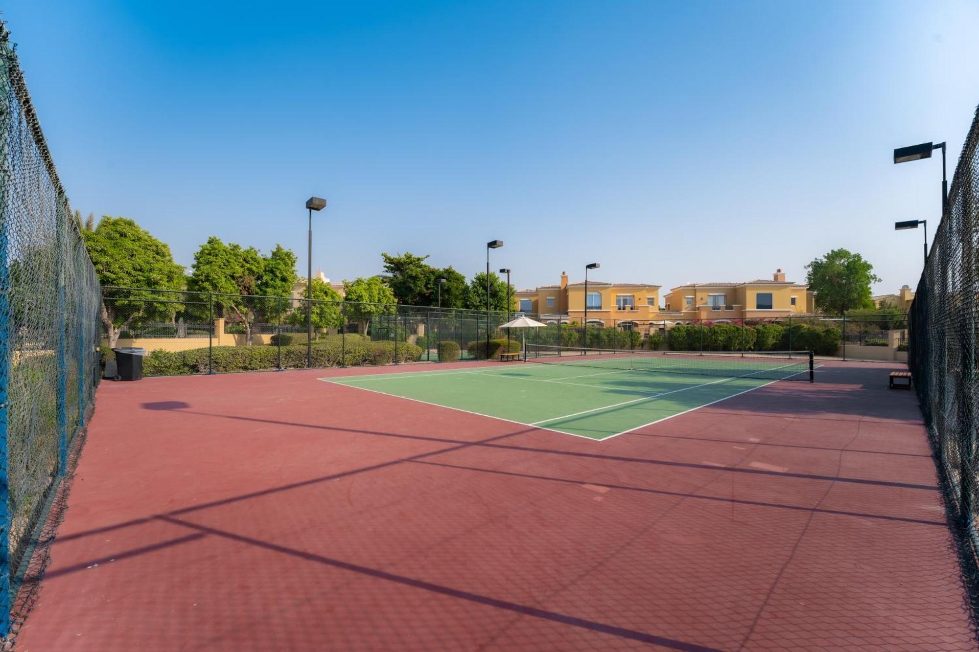 Luxury In Ranches 1, On Pool And Park Dubai