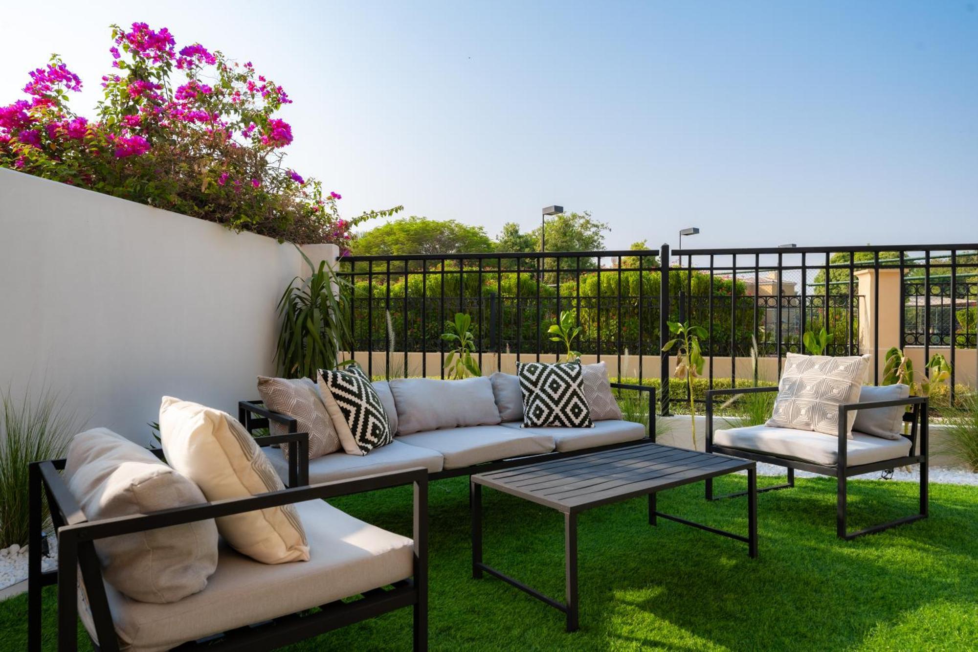 Luxury In Ranches 1, On Pool And Park Dubai