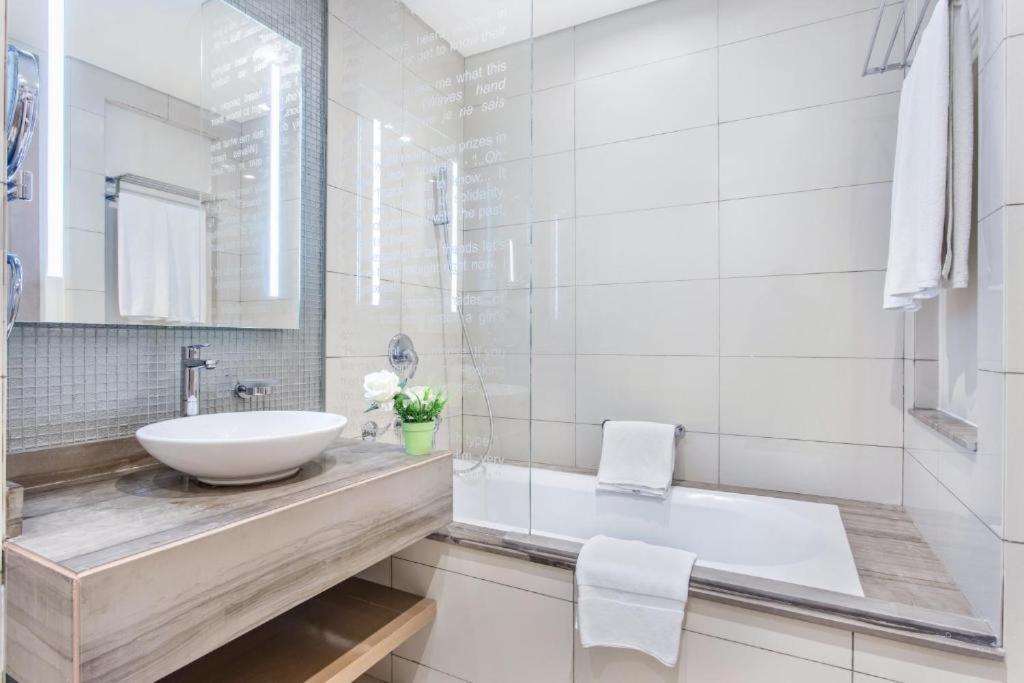 Apartment Damac Towers By Paramount & Dubai