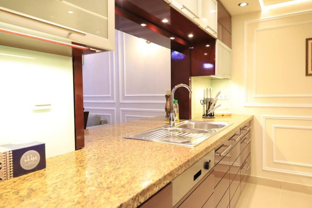 2br In Heart Of Downtown With Pool & Gym Dubai