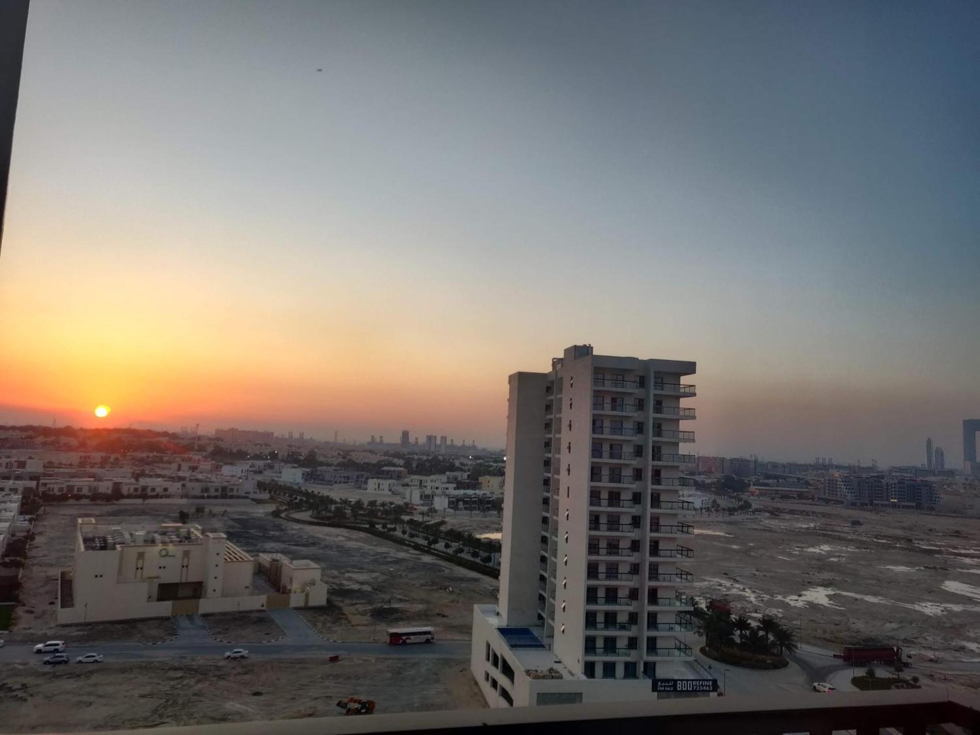 Starz Tower Cozy In Dubai