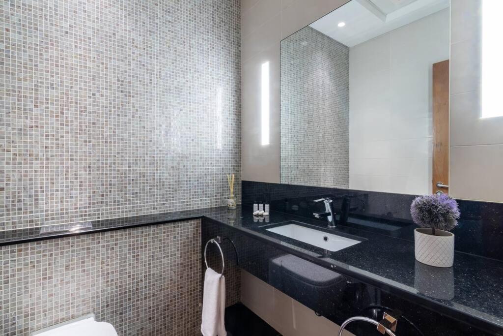 Apartment First Class 1br Luxurious Difc Retreat Dubai
