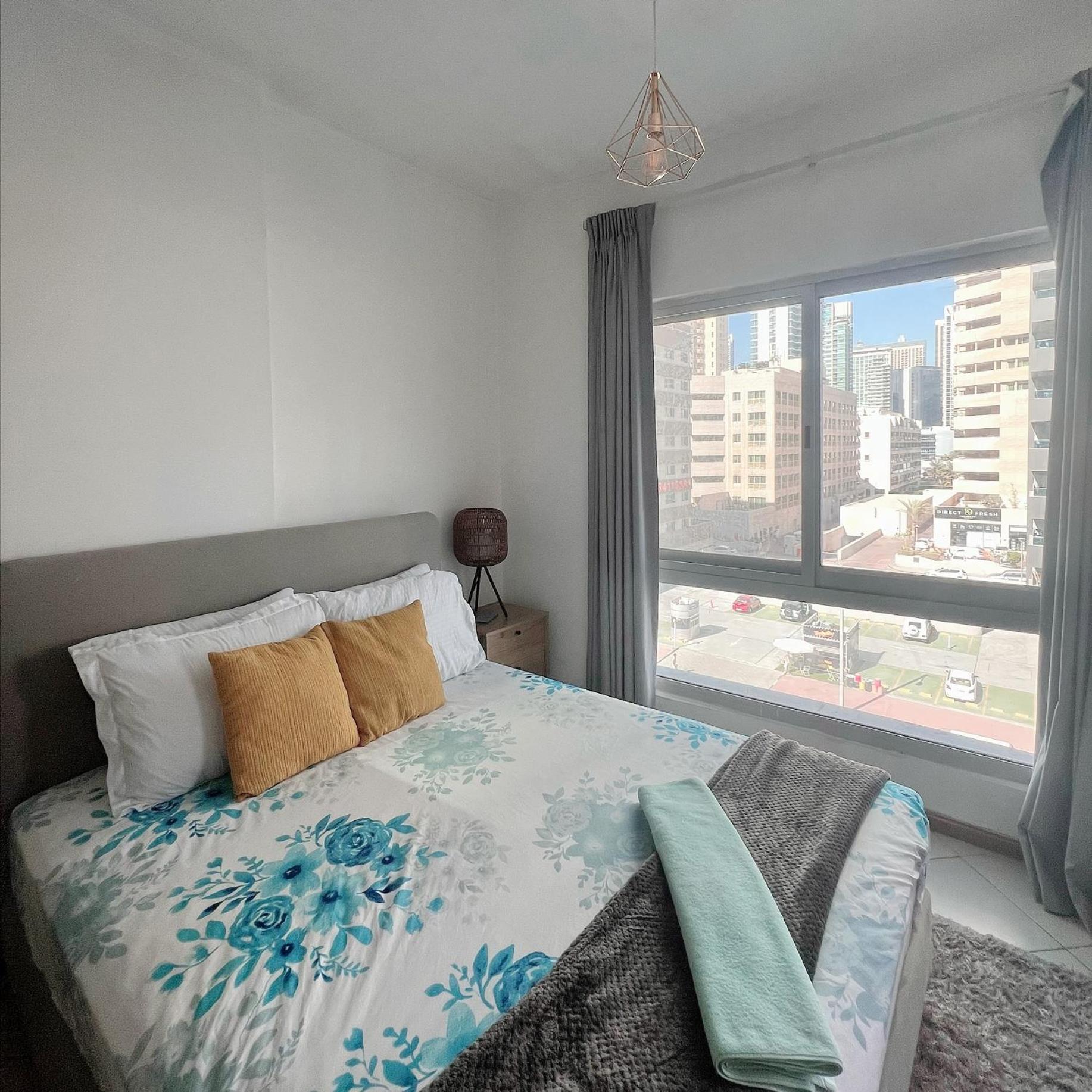 Fully Furnished Marina View - 1 Bedroom Apartment *