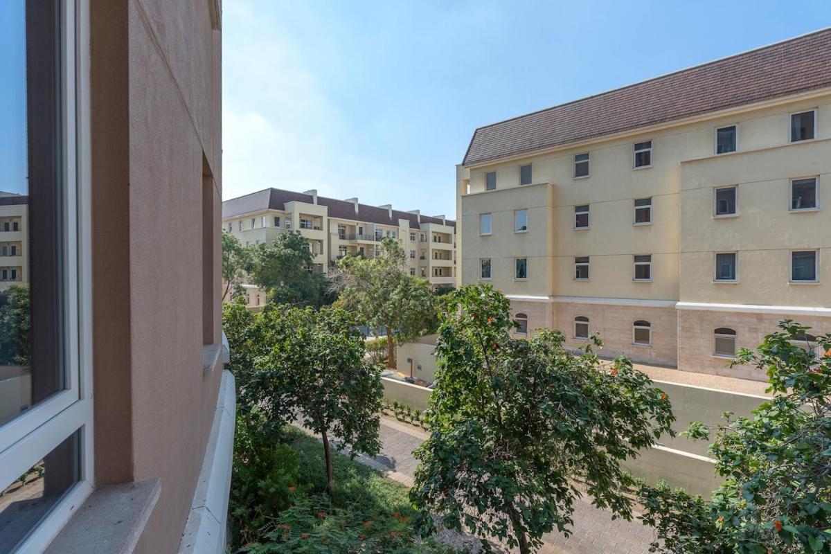 Apartment Cozy 1-bedroom For 5 In Motor City! Dubai