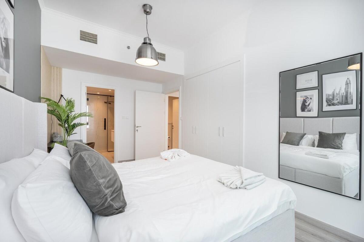 Apartment Dazzling 2-bedrooms With Eye-catching Artwork In Marina!