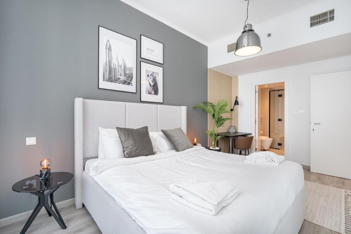 Dazzling 2-bedrooms With Eye-catching Artwork In Marina!
