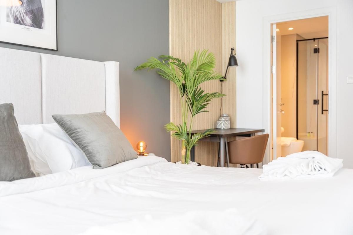 Dazzling 2-bedrooms With Eye-catching Artwork In Marina! Apartment