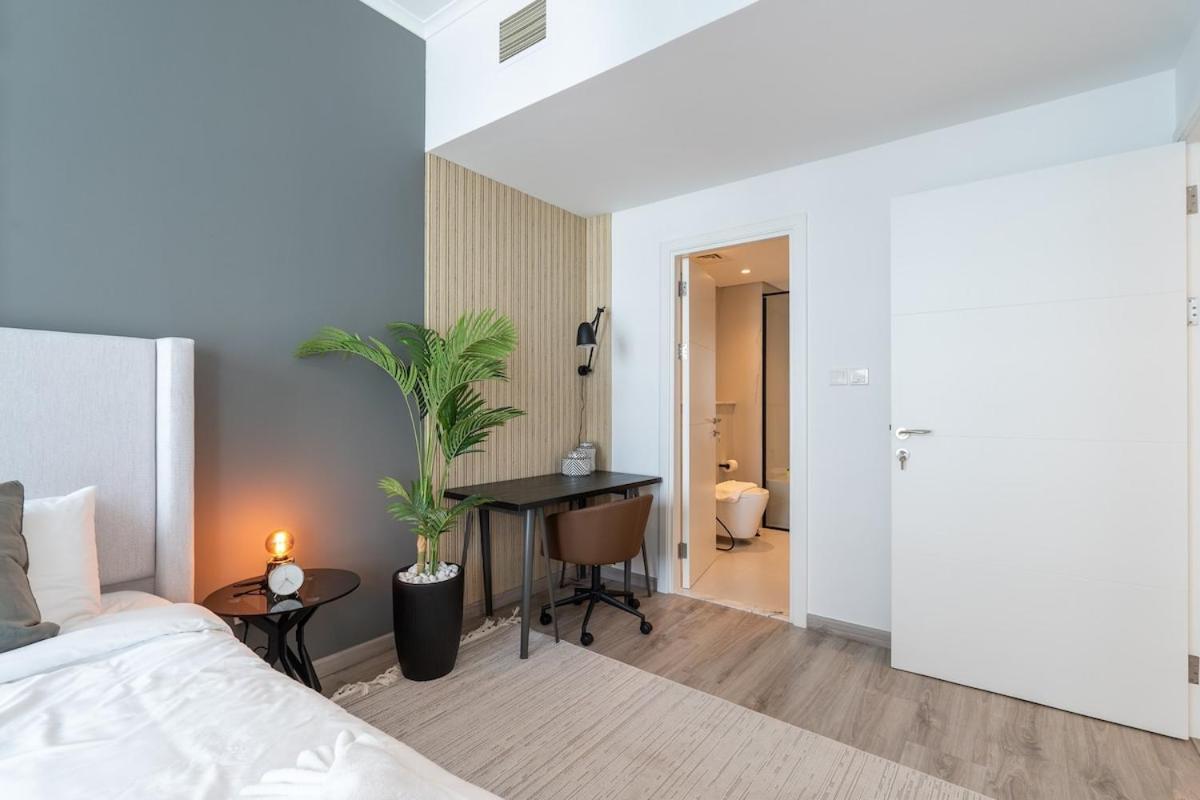 Dazzling 2-bedrooms With Eye-catching Artwork In Marina! Dubai