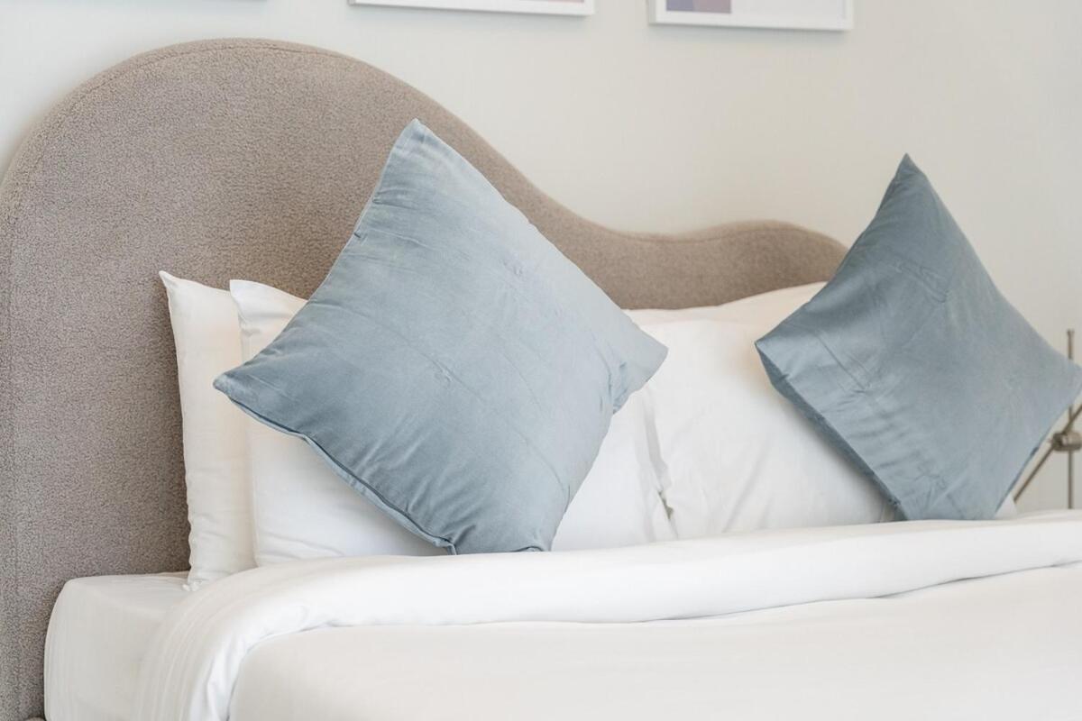 Dazzling 2-bedrooms With Eye-catching Artwork In Marina!