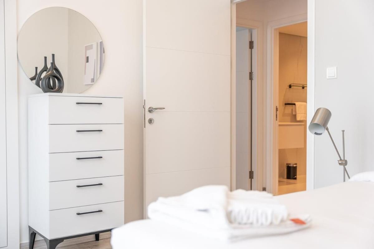 Dazzling 2-bedrooms With Eye-catching Artwork In Marina! Dubai