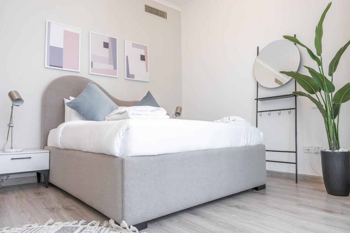 Dazzling 2-bedrooms With Eye-catching Artwork In Marina!