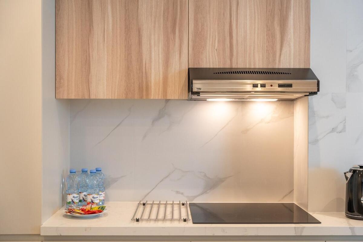 Dazzling 2-bedrooms With Eye-catching Artwork In Marina! Apartment