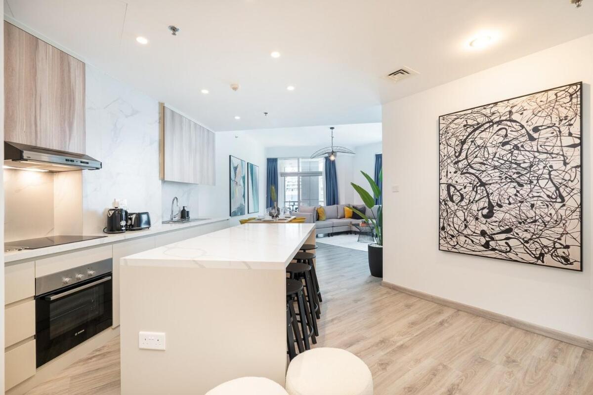 Dazzling 2-bedrooms With Eye-catching Artwork In Marina! Apartment