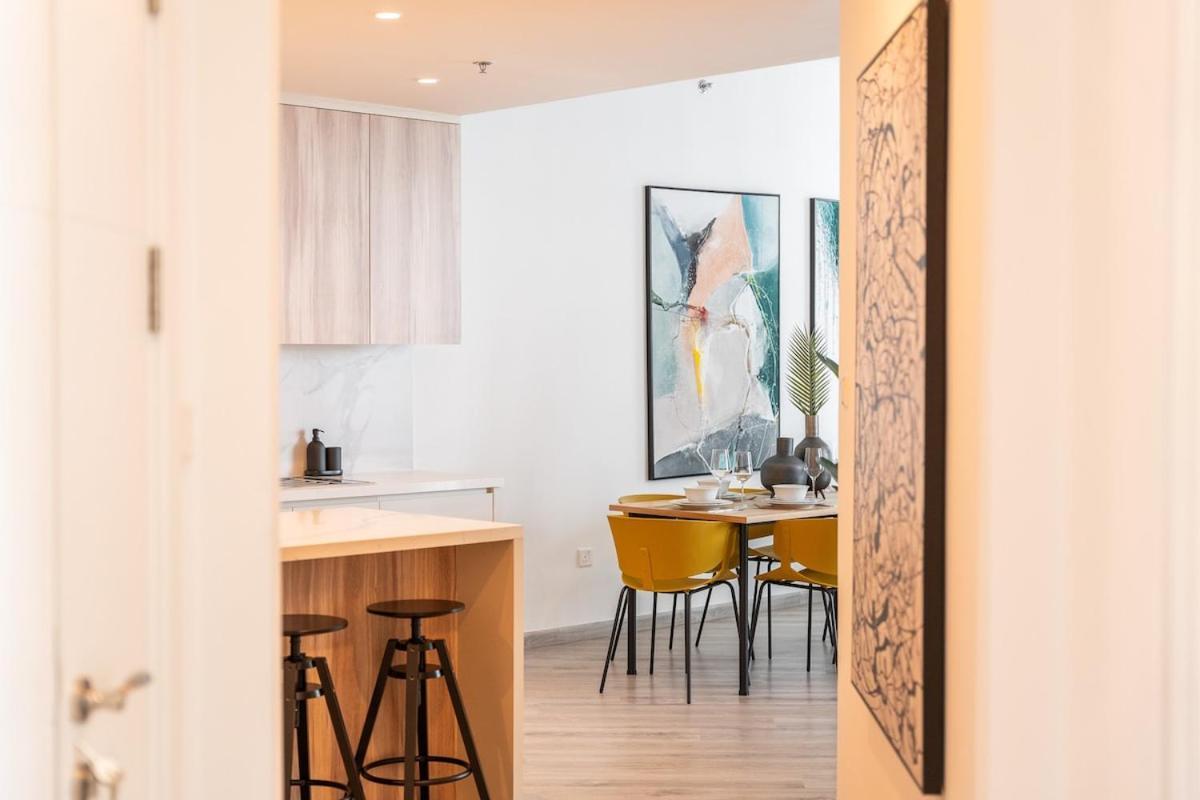 Apartment Dazzling 2-bedrooms With Eye-catching Artwork In Marina! *