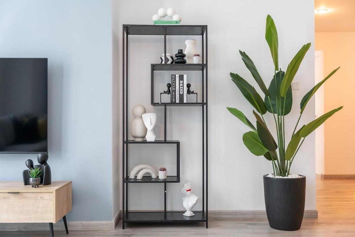Dazzling 2-bedrooms With Eye-catching Artwork In Marina! *