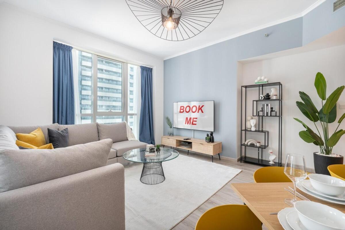 Dazzling 2-bedrooms With Eye-catching Artwork In Marina! Apartment *