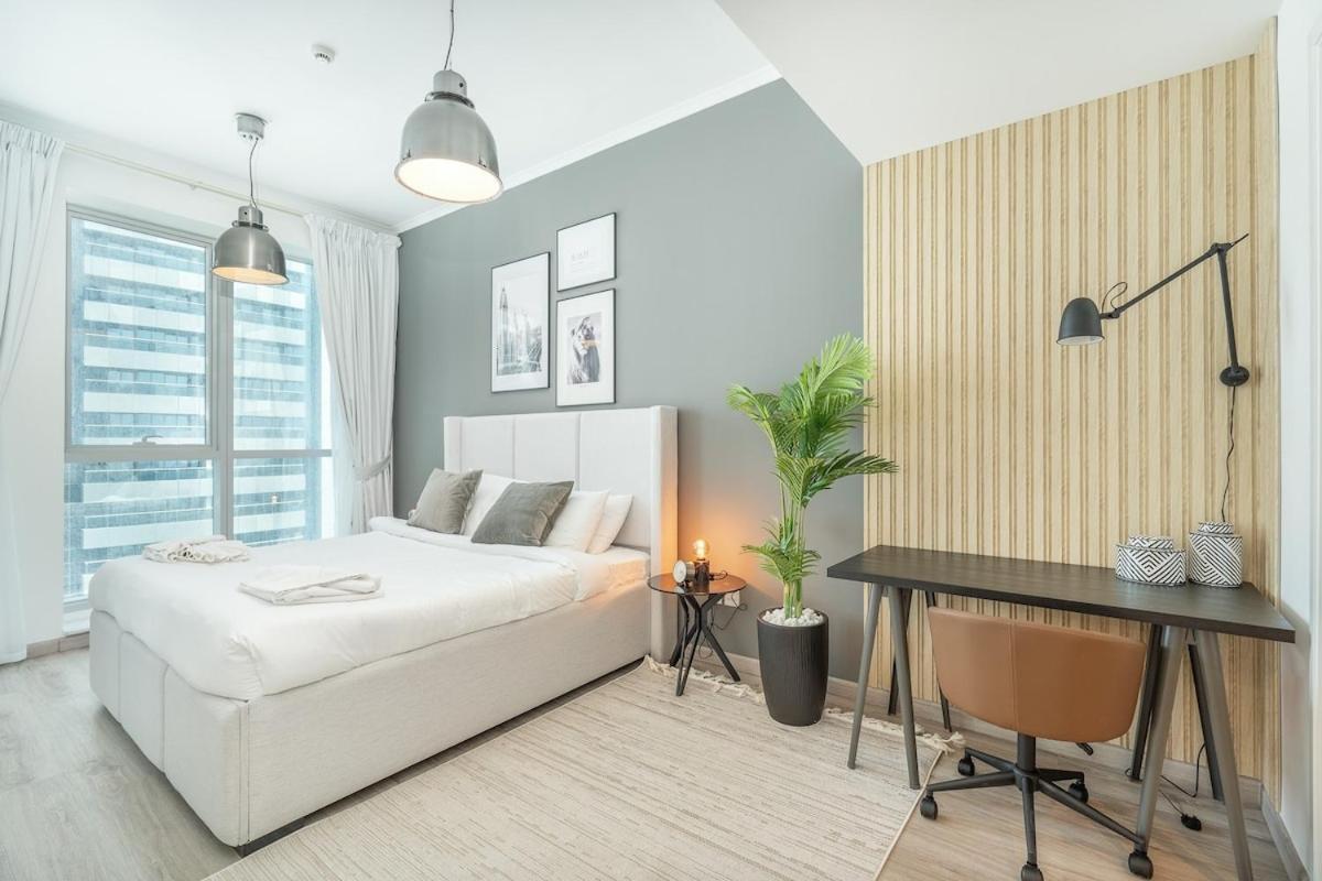Dazzling 2-bedrooms With Eye-catching Artwork In Marina!