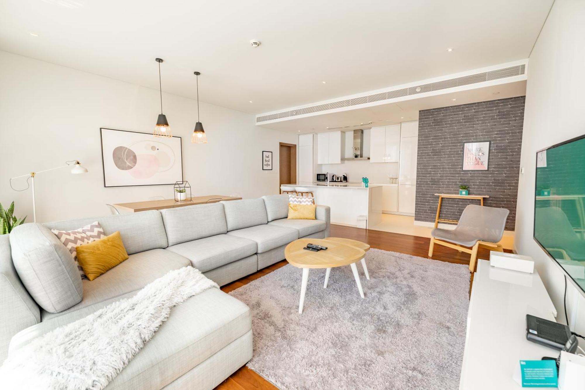 Fam Living - Walk - Opulent Living Apartment *