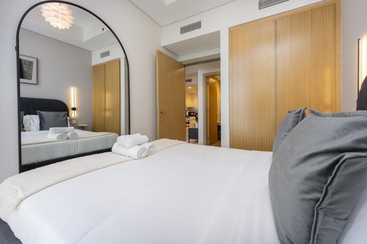 Glamorous 2-bedroom With Skyline Views In Business Bay Apartment *