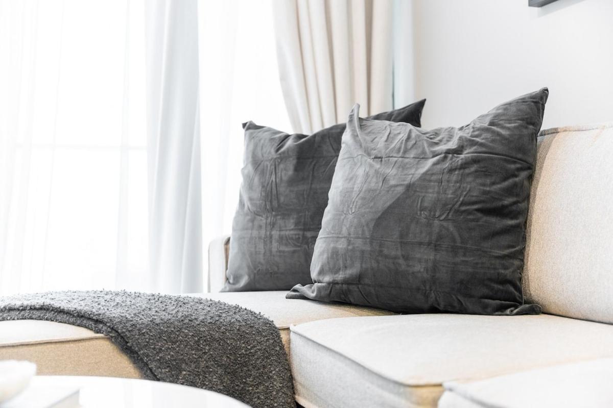Glamorous 2-bedroom With Skyline Views In Business Bay Apartment *