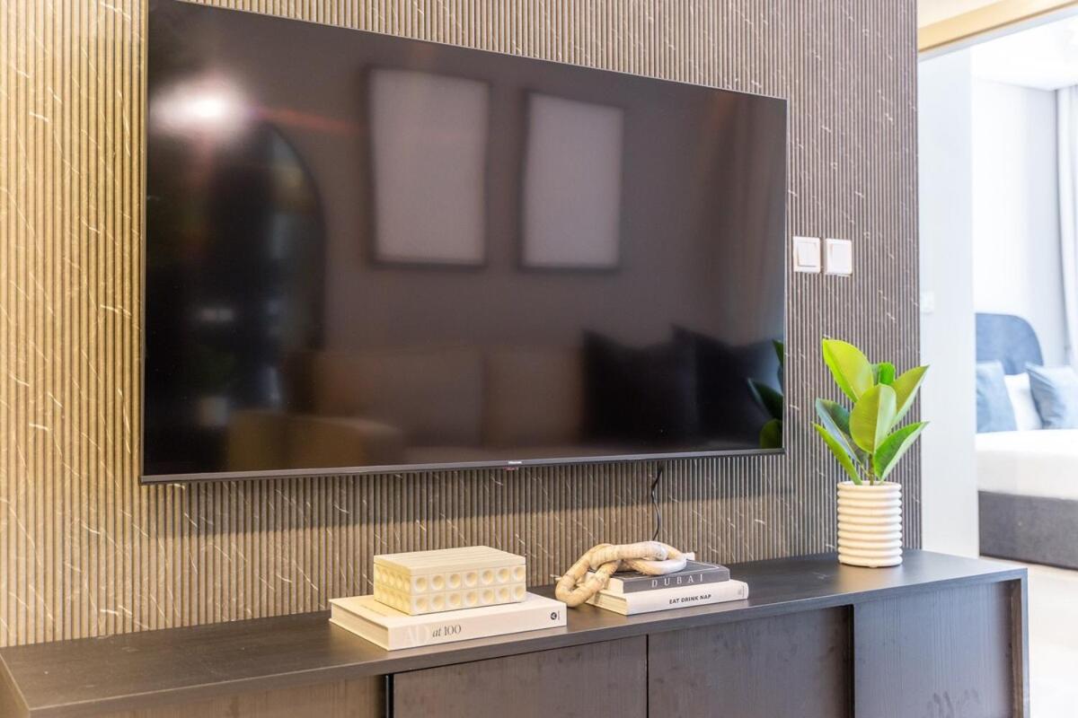 Glamorous 2-bedroom With Skyline Views In Business Bay Dubai